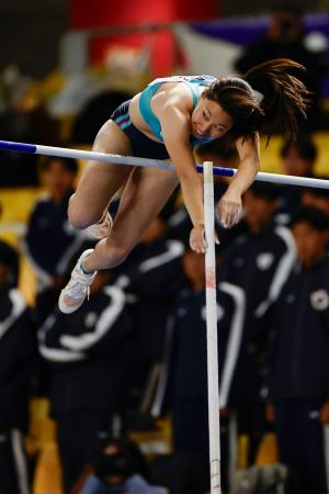 女子棒高跳び　４メートル１７をクリアする村田蒼空＝カンセキスタジアムとちぎ