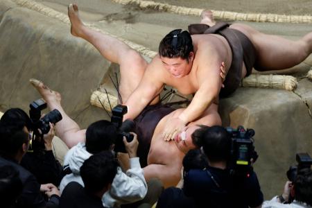 伯乃富士（上）が寄り倒しで霧島を破る＝両国国技館