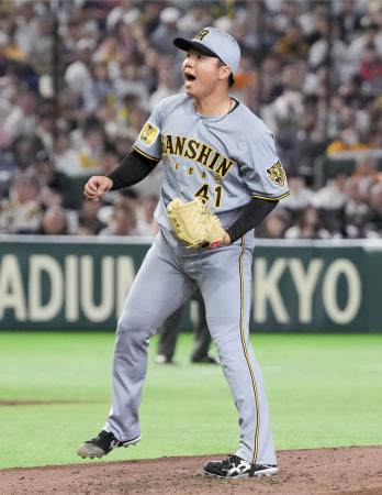 ７回巨人２死、ダルベックを空振り三振に仕留め、雄たけびを上げる阪神・村上＝東京ドーム