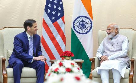 会談するインドのモディ首相(右)とルビオ米国務長官=23日、ニューデリー(モディ氏のXから、共同)