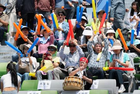 韓国・水原でのサッカー女子ＡＣＬの決勝で、北朝鮮チームを応援する観客＝２３日（聯合＝共同）