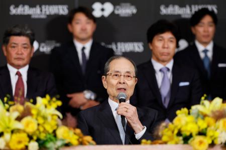 記者会見で話すソフトバンクの王貞治球団会長＝２３日、福岡市