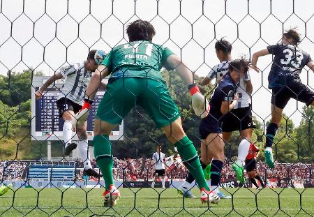 福岡―神戸　前半終了間際、ヘディングで先制ゴールを決める神戸・トゥーレル（左端）。ＧＫ藤田＝ベススタ