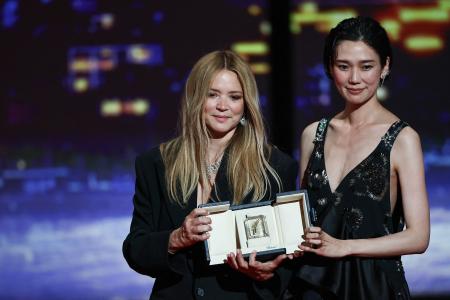 第７９回カンヌ国際映画祭で女優賞に輝いた岡本多緒さん（右）とビルジニー・エフィラさん＝２３日、カンヌ（ロイター＝共同）