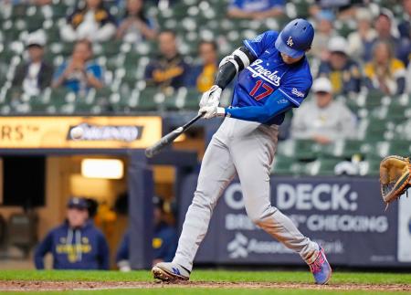 ブルワーズ戦の9回、右前適時打を放つドジャース・大谷=ミルウォーキー(共同)