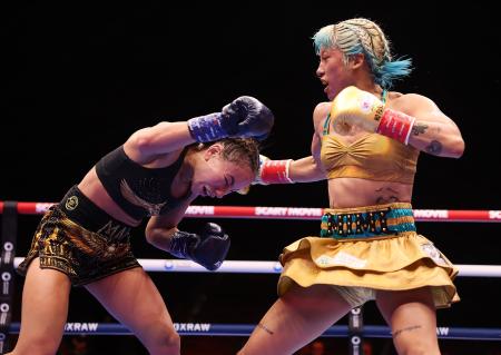 ＷＢＯ女子スーパーフライ級世界戦、マイ・ソリマン（左）にパンチを打ち込む昼田瑞希＝２３日、ギザ（ゲッティ＝共同）