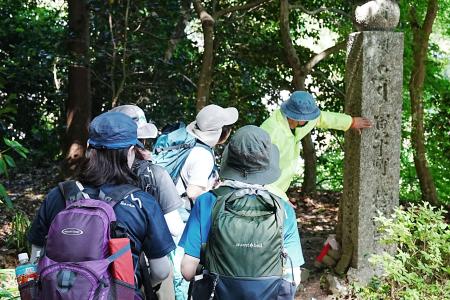 ７年ぶりに開催された「高野参詣道町石道登山」＝２４日午前、和歌山県九度山町