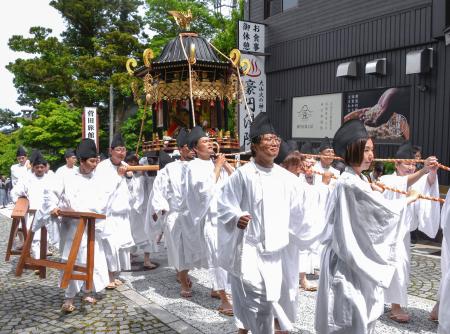 大山寺の御輿行幸=24日午前、鳥取県大山町