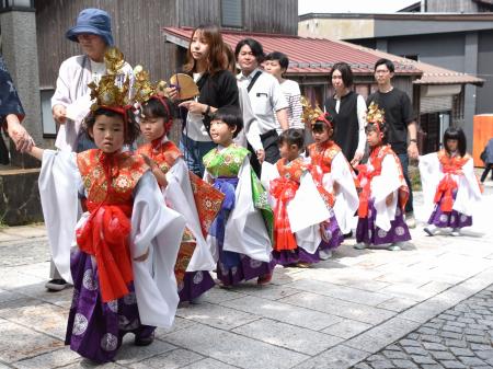 大山寺の御輿行幸の参加者=24日午前、鳥取県大山町