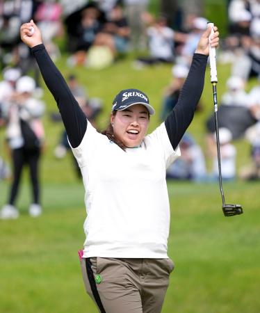 最終日、ウイニングパットを決め、ガッツポーズする入谷響。通算９アンダーで優勝＝袖ケ浦ＣＣ袖ケ浦