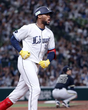 ６回、この試合２本塁打目となる２ランを放ち、雄たけびを上げる西武のカナリオ。奥はオリックスの投手吉田＝ベルーナドーム