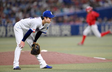 　６回、広島・持丸に走者一掃の逆転二塁打を許した中日・高橋宏＝バンテリンドーム