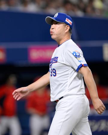 　６回、高橋宏に降板を告げベンチに戻る中日・井上監督＝バンテリンドーム