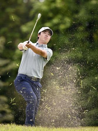 最終日、通算15アンダーでツアー初優勝を果たした細野勇策=蒲生GC