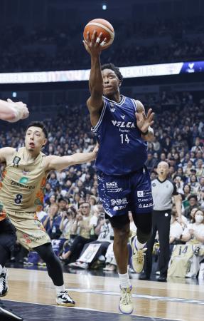 長崎―琉球　第３クオーター、シュートを放つ長崎・ジョンソン＝横浜アリーナ
