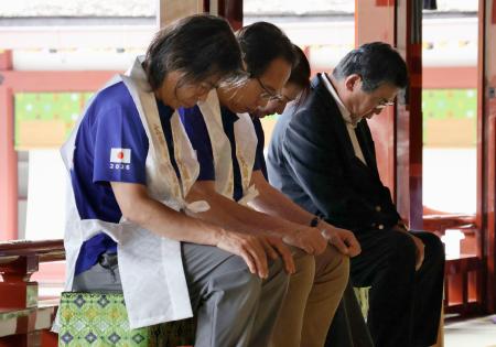サッカー日本代表の必勝を祈願する元代表監督の岡田武史氏(手前から2人目)ら=24日午後、福岡県太宰府市の太宰府天満宮