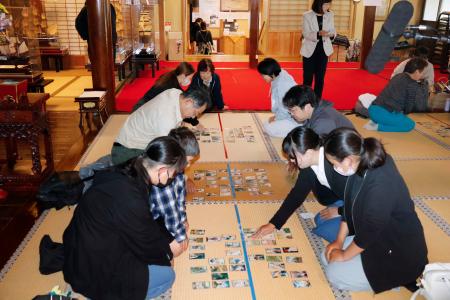 小栗まつりでのかるたの対戦で、絵札を取り合う参加者ら＝２４日午前、群馬県高崎市