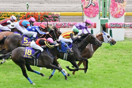第87回オークスを制した今村聖奈騎乗のジュウリョクピエロ(右端)=東京競馬場