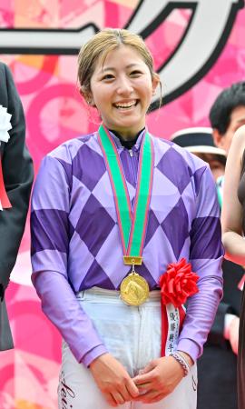 第87回オークスでジュウリョクピエロに騎乗し優勝した今村聖奈騎手。JRA女性ジョッキー初の3歳クラシック制覇を遂げた=24日、東京都府中市の東京競馬場