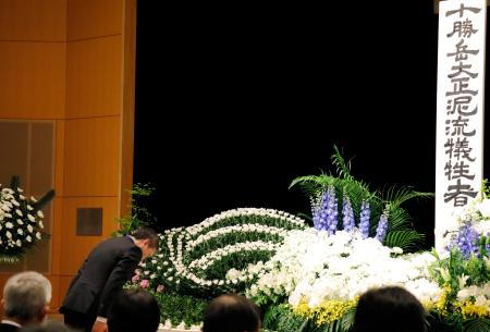 北海道上富良野町で開かれた十勝岳噴火の犠牲者追悼式＝２４日午後