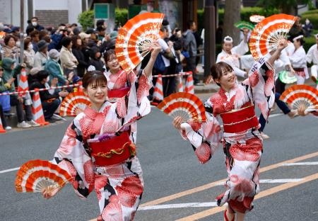 　「東北絆まつり」で披露された仙台すずめ踊り＝２４日午後、盛岡市