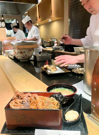　「一心金子」の穴子天重とみそ汁、卵の天ぷら＝東京都千代田区