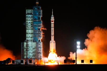 有人宇宙船「神舟23号」を搭載し打ち上げられたロケット=24日、中国・酒泉衛星発射センター(共同)