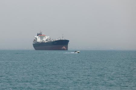 22日、ホルムズ海峡の船(WANA提供・ロイター=共同)