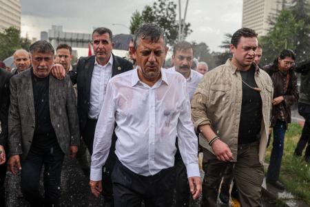 ２４日、トルコ・アンカラで、議会に向かって歩く共和人民党（ＣＨＰ）のオゼル党首（中央）（Ｕｇｕｒ　Ｙｉｌｄｉｒｉｍ／ＤＩＡ　Ｐｈｏｔｏ提供、ＡＰ＝共同）