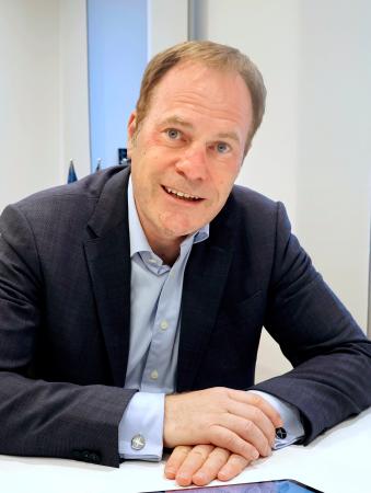 取材に応じるドイツ・デュッセルドルフのシュテファン・ケラー市長＝２３日、デュッセルドルフ（共同）