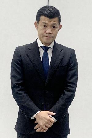 記者会見する亀田興毅氏＝２５日、東京都文京区