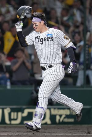 ２０日、中日戦でサヨナラ本塁打を放ち本塁に向かう阪神・森下＝甲子園