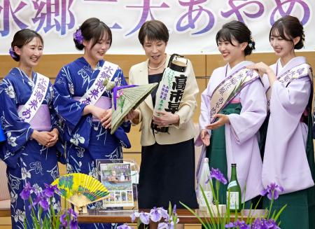 茨城県潮来市の「水郷潮来あやめまつり」と、千葉県香取市の「水郷佐原あやめまつり」をＰＲする観光大使と談笑する高市首相（中央）＝２５日午後、首相官邸
