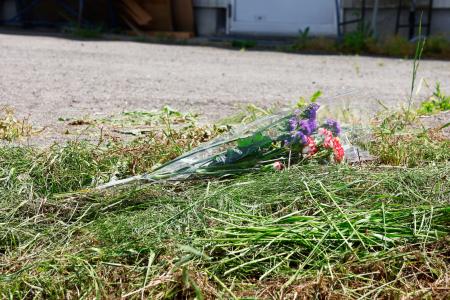 　事件現場付近に供えられた花＝２５日午前、長野県中野市