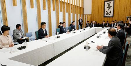 首相官邸で開かれた、女性の健康課題などを議論する副大臣会議＝２５日午後