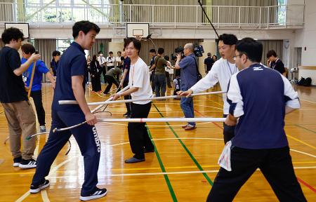 大阪教育大付属池田小で、さすまたを使って訓練する教職員ら＝２５日午後、大阪府池田市