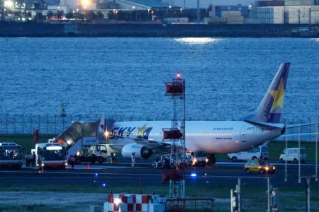 羽田空港に緊急着陸したスカイマーク機＝２５日午後７時９分