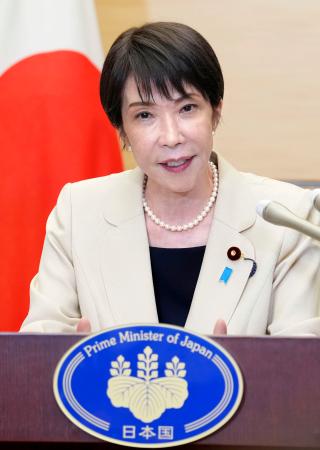 報道陣の取材に応じる高市首相＝２５日午後、首相官邸