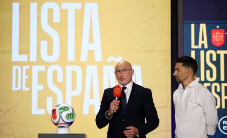Ｗ杯北中米３カ国大会のスペイン代表メンバーを発表するデラフエンテ監督＝２５日、マドリード（ロイター＝共同）