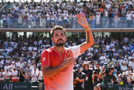男子シングルス１回戦で敗退し、ファンの声援に応えるスタン・バブリンカ＝パリ（共同）