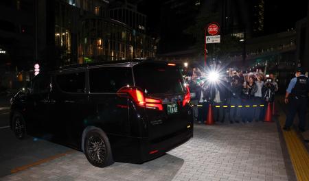 　警視庁渋谷署を出る、プロ野球巨人の阿部慎之助監督を乗せた車＝２６日午前０時１７分