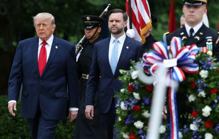 米南部バージニア州のアーリントン国立墓地を訪れたトランプ大統領（左）とバンス副大統領（中央）＝２５日（ゲッティ＝共同）