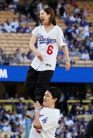 米大リーグ、ドジャース―ロッキーズ戦で始球式を務めたフィギュアスケート・ペアの三浦璃来さん（上）と木原龍一さん＝ロサンゼルス（共同）