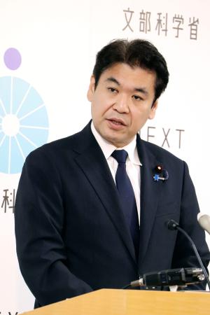 記者会見する松本文科相＝２６日午前、文科省