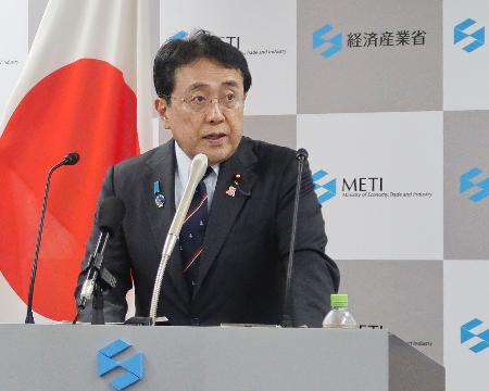 記者会見で電気とガス料金の補助について説明する赤沢経産相＝２６日午前、経産省