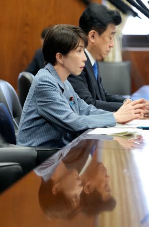 参院内閣委に出席した高市首相（左）＝２６日午前