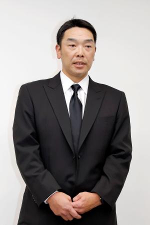 辞任を表明するプロ野球巨人の阿部慎之助監督=26日午前、東京・大手町