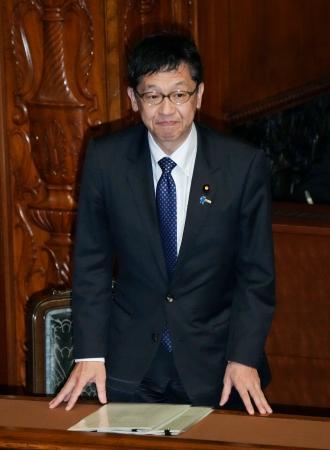衆院本会議で個人情報保護法の改正案が可決され、一礼する松本デジタル相＝２６日午後