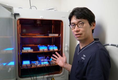 青色ＬＥＤを使った悪性腫瘍の新たな治療法の開発に取り組む徳島大の西庄俊彦准教授