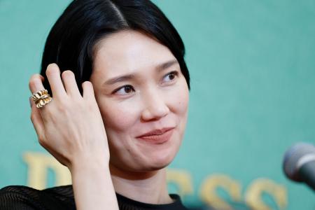 記者会見する岡本多緒さん＝２６日午後、東京・内幸町の日本記者クラブ